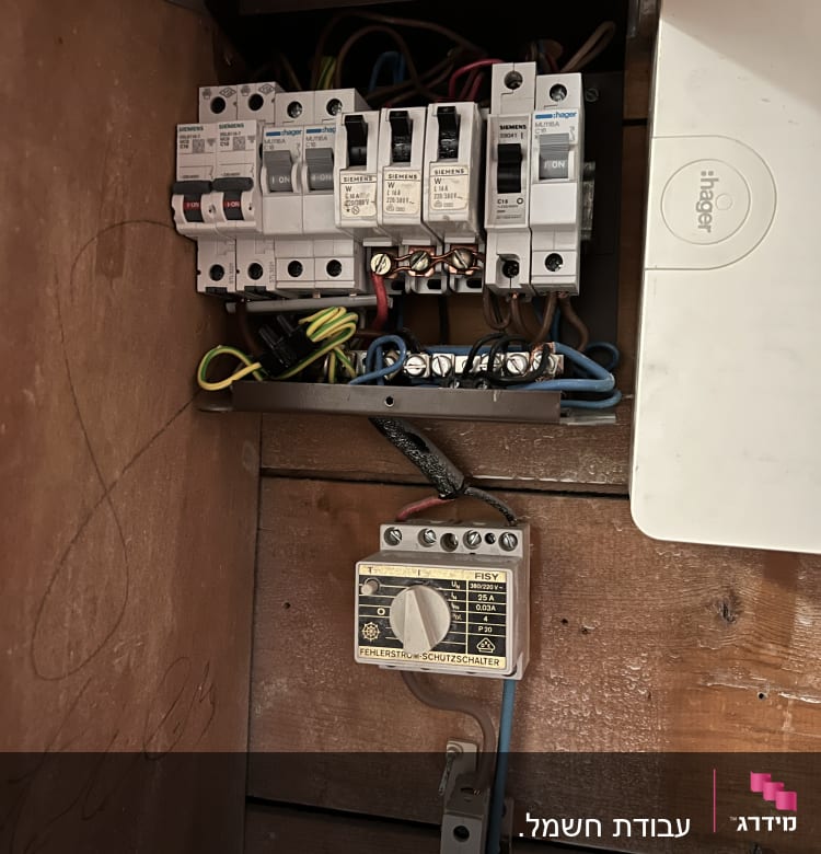 לוח חשמל עם מפסקים וחוטי חשמל צבעוניים